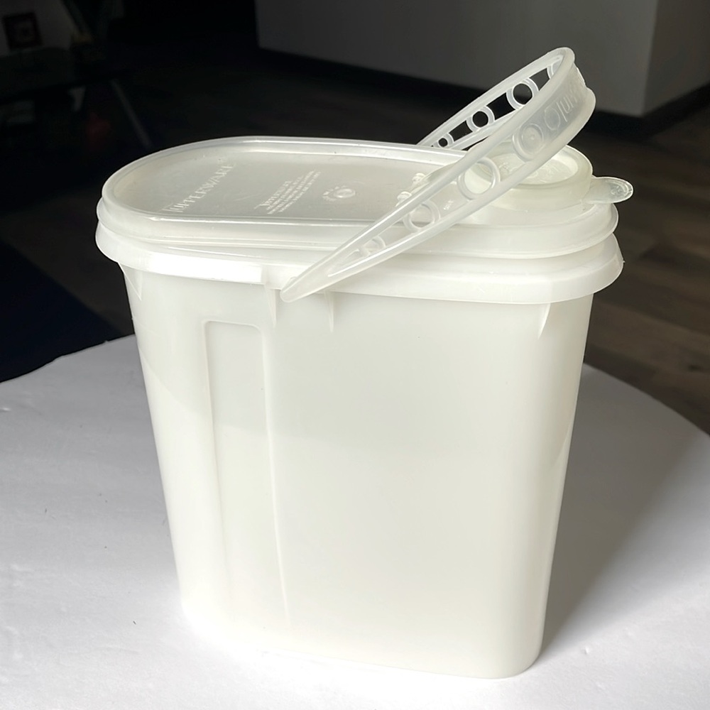Vintage Tupperware Beverage Buddy 1 Quart with Pour lid. Made in the USA